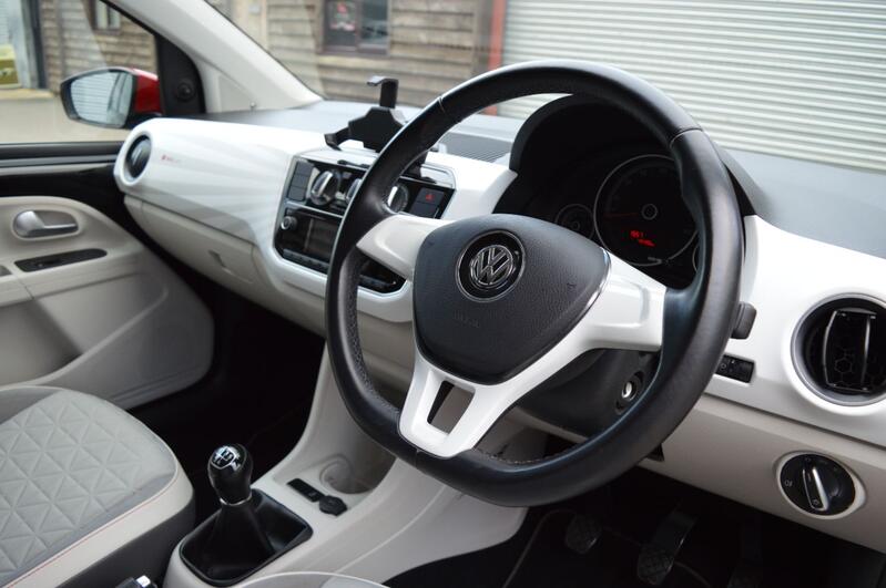 VOLKSWAGEN UP