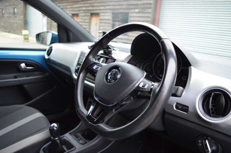 VOLKSWAGEN UP