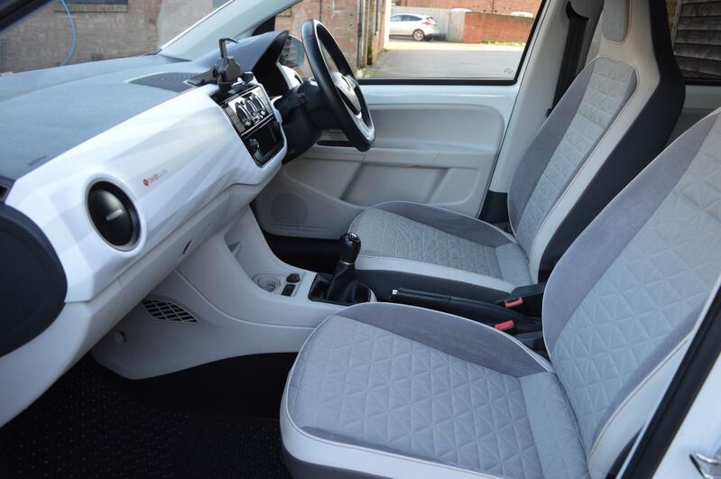 VOLKSWAGEN UP