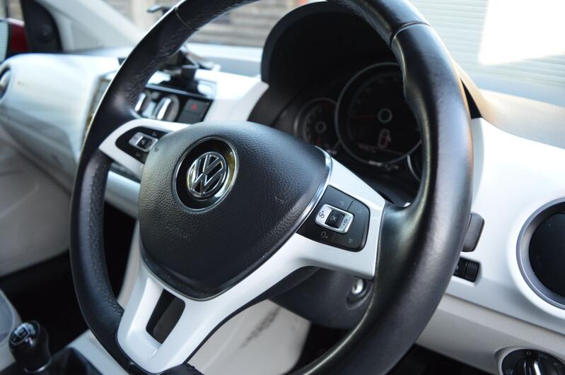 VOLKSWAGEN UP