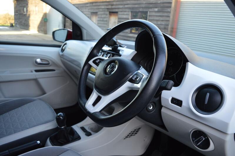 VOLKSWAGEN UP