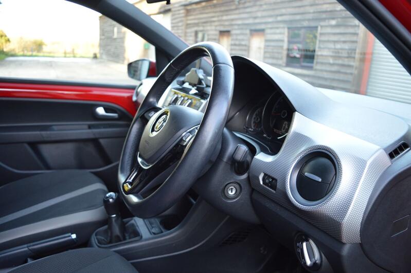VOLKSWAGEN UP