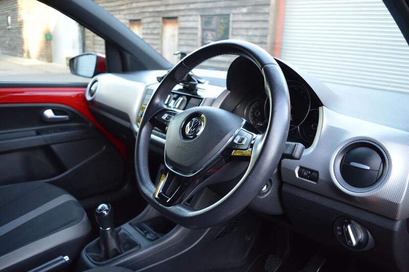 VOLKSWAGEN UP