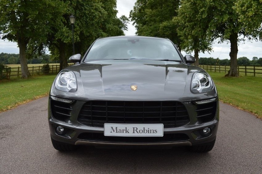 PORSCHE MACAN