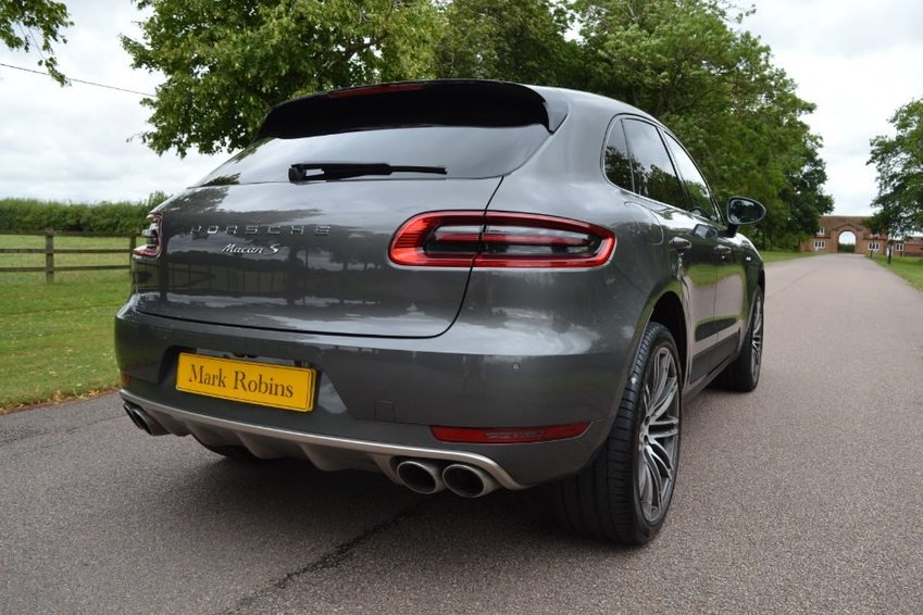 PORSCHE MACAN