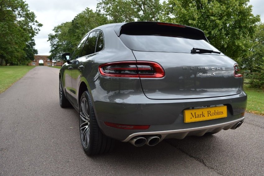 PORSCHE MACAN