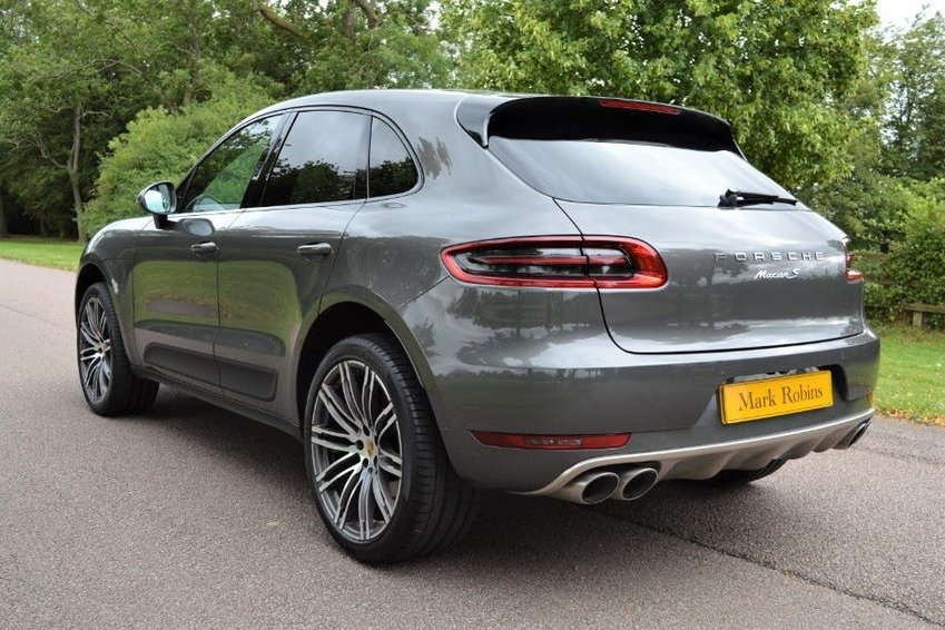 PORSCHE MACAN