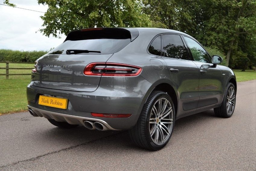 PORSCHE MACAN