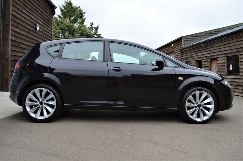 View SEAT LEON 1.6 REFERENCE 5 DOOR