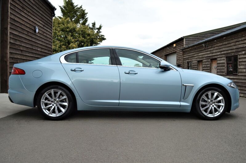 View JAGUAR XF D PREMIUM LUXURY