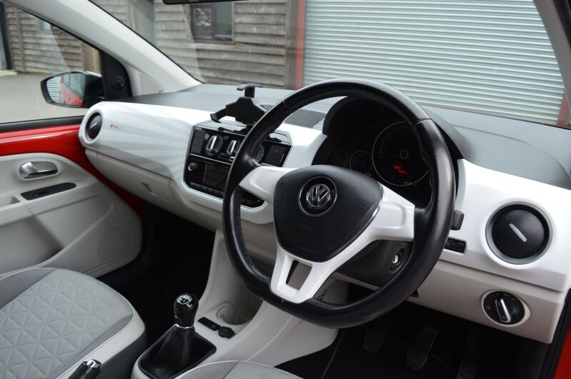 VOLKSWAGEN UP