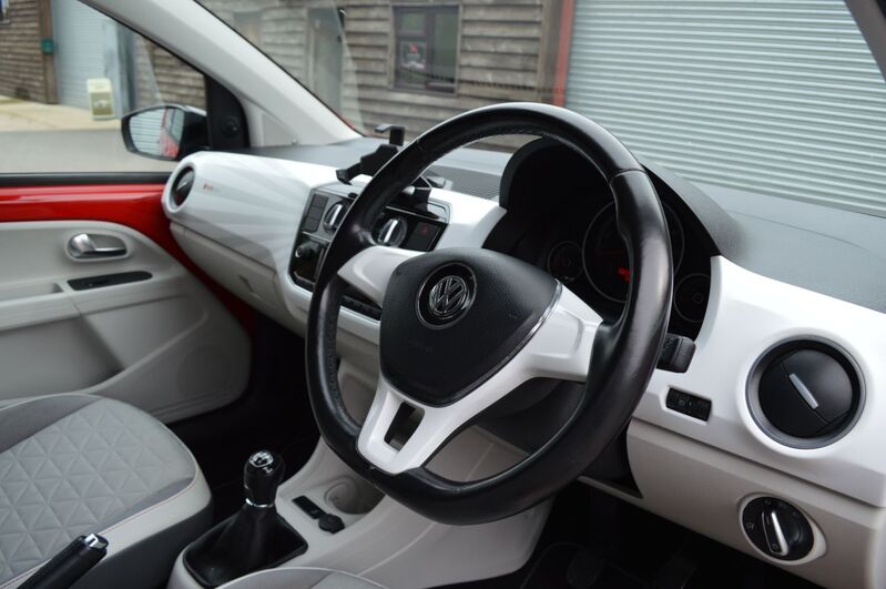 VOLKSWAGEN UP