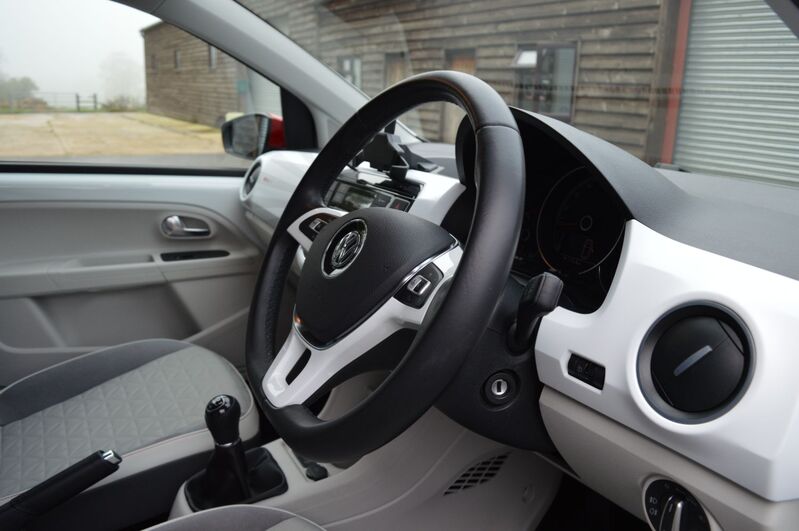 VOLKSWAGEN UP