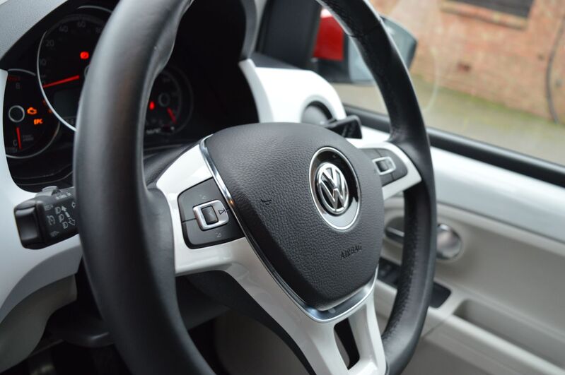 VOLKSWAGEN UP