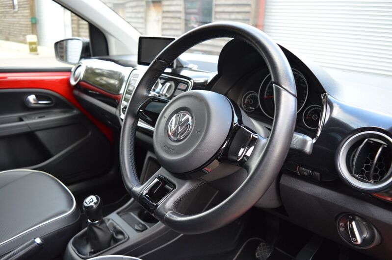 VOLKSWAGEN UP